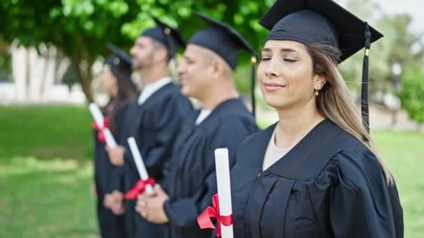 Grupo Personas Estudiantes Graduados Que Poseen Diploma Campus Universitario — Vídeos de Stock