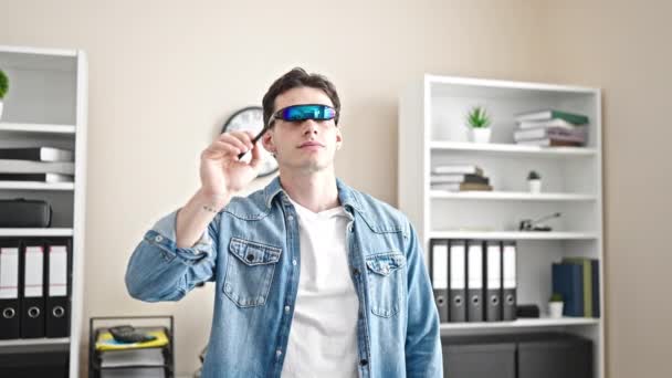 Mladý Hispánec Muž Obchodní Pracovník Pomocí Brýle Virtuální Reality Kanceláři — Stock video
