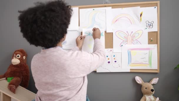 Jovem Afro Americana Mulher Pré Escolar Professor Pendurado Desenhar Cortiça — Vídeo de Stock