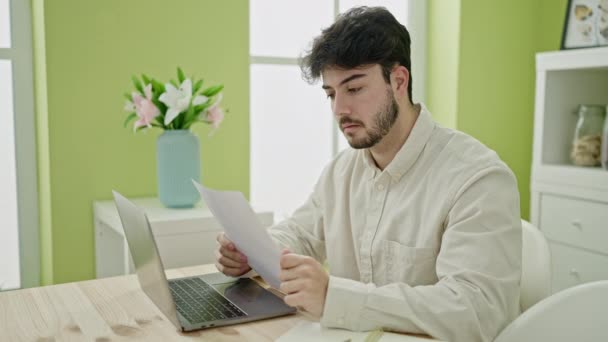 Fiatal Spanyol Férfi Laptopolvasó Dokumentumot Használ Feldúltnak Tűnik Ebédlőben — Stock videók