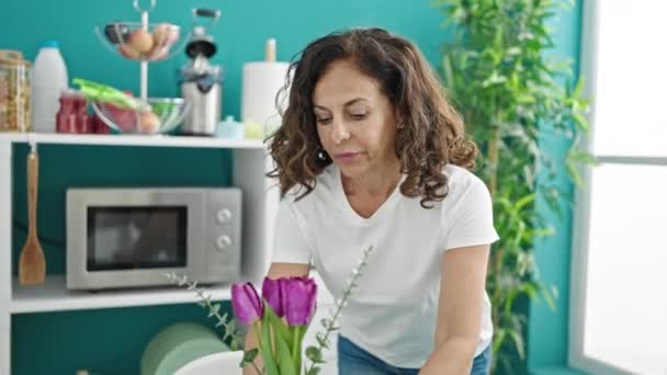 Hispanische Frau Mittleren Alters Die Blumen Einer Vase Riecht Die — Stockvideo
