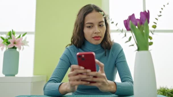 Mladý Krásný Hispánec Žena Pomocí Smartphone Zmateným Výrazem Doma — Stock video