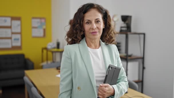 Medelålders Latinamerikanska Kvinna Företagare Ler Säker Hålla Touchpad Kontoret — Stockvideo