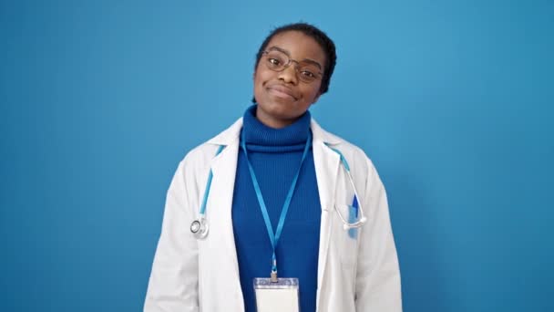 Afrikanisch Amerikanische Ärztin Zeigt Auf Pillen Vor Isoliertem Blauen Hintergrund — Stockvideo