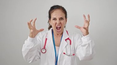 Orta yaşlı İspanyol kadın doktor, izole edilmiş beyaz arka plan yüzünden kızgın ve stresli.