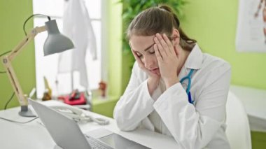 Genç, güzel İspanyol kadın doktor klinikte çalıştığını vurguladı.