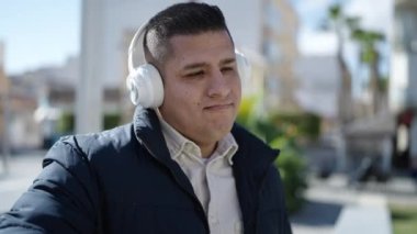 Sokak ortasında müzik dinleyen ve dans eden genç bir İspanyol.