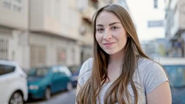 Sokakta kendine güvenen güzel İspanyol bir kadın.