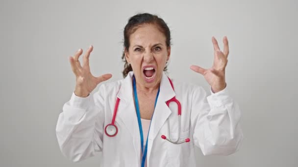 Moyen Age Hispanique Femme Médecin Colère Stressé Sur Fond Blanc — Video