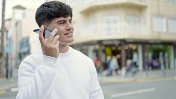 Mladý Hispánec Posílá Hlasovou Zprávu Chytrým Telefonem Ulici — Stock video