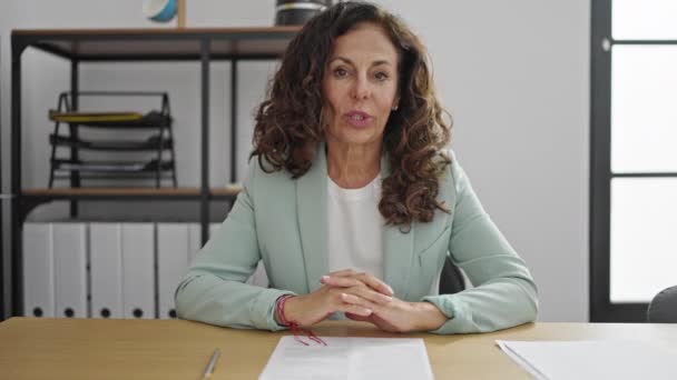 Mulher Hispânica Meia Idade Empresária Segurando Documento Falando Escritório — Vídeo de Stock