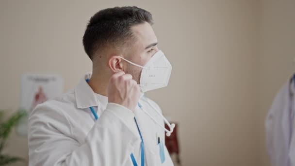 Ung Latinamerikansk Man Läkare Står Med Allvarliga Uttryck Tar Medicinsk — Stockvideo