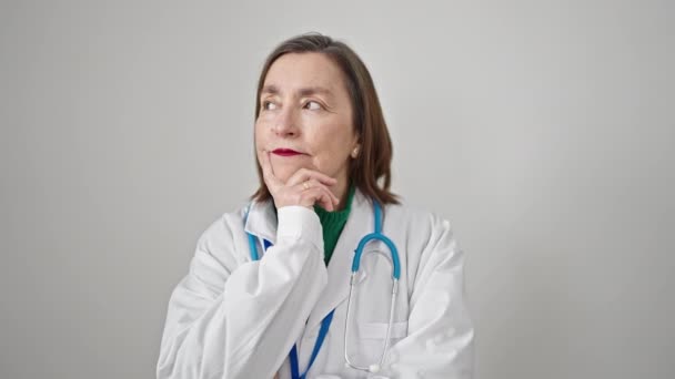 Ώριμη Ισπανόφωνη Γυναίκα Γκρίζα Μαλλιά Γιατρός Στέκεται Αμφιβολία Έκφραση Σκέψης — Αρχείο Βίντεο