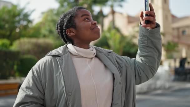 Αφροαμερικανή Γυναίκα Μαγνητοσκόπηση Βίντεο Από Smartphone Στο Πάρκο — Αρχείο Βίντεο