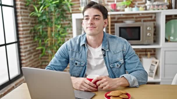 Молодий Іспаномовний Чоловік Використовує Ноутбук Сніданок Думаючи Їдальні — стокове відео