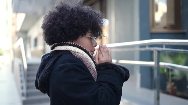 Mujer Afroamericana Joven Que Usa Bufanda Para Clima Frío Frotándose — Vídeo de stock