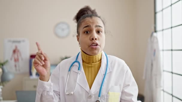 Νεαρή Αφροαμερικανίδα Γιατρός Στέκεται Έχοντας Μια Διαφωνία Στην Κλινική — Αρχείο Βίντεο