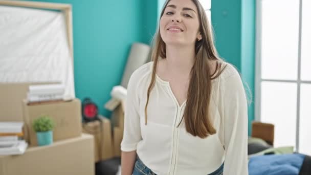 Mladá Krásná Hispánka Usměvavá Sebevědomě Sedí Rukama Zkříženýma Gesto Novém — Stock video