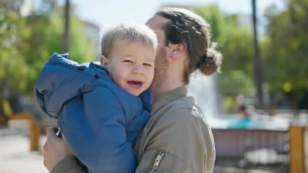 Apa Fia Mosolyognak Magabiztosan Ölelgetik Egymást Csókolózva Parkban — Stock videók
