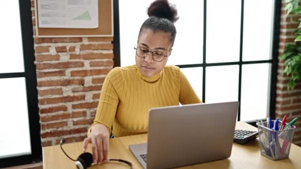 Giovane Donna Africana Americana Business Worker Utilizzando Laptop Indossando Auricolare — Video Stock