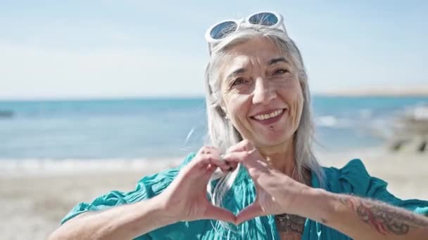 Turista Mujer Pelo Gris Mediana Edad Sonriendo Confiado Haciendo Gesto — Vídeos de Stock