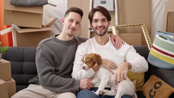 Dos Hombres Pareja Sosteniendo Las Llaves Sentados Sofá Con Perro — Vídeos de Stock