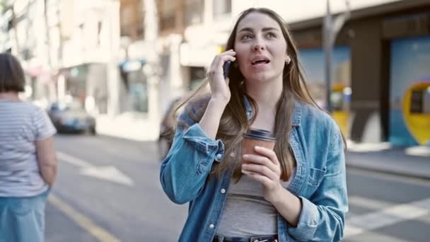 年轻美丽的惊慌失措的女人在街上用智能手机喝咖啡 — 图库视频影像