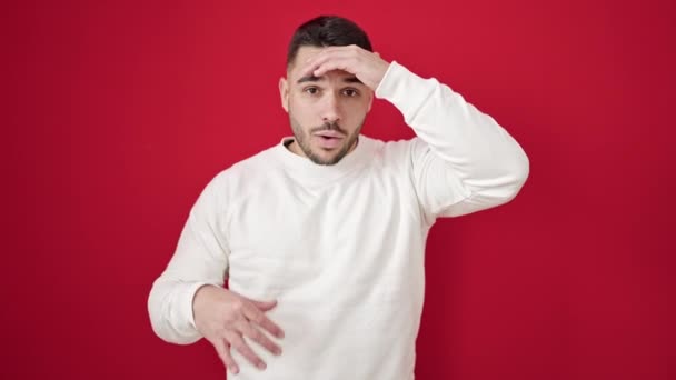 Mladý Hispánec Muž Stojící Překvapivým Výrazem Izolovaném Červeném Pozadí — Stock video