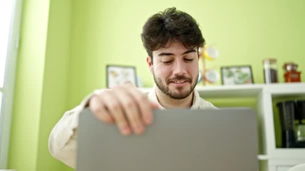 Jonge Spaanse Man Met Behulp Van Laptop Zittend Tafel Eetkamer — Stockvideo