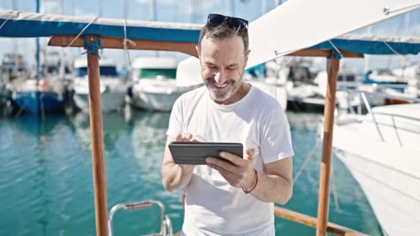 Uomo Mezza Età Sorridente Fiducioso Utilizzando Touchpad Barca — Video Stock
