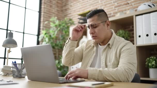 Ung Latinamerikan Man Företagare Stressade Med Hjälp Laptop Kontoret — Stockvideo
