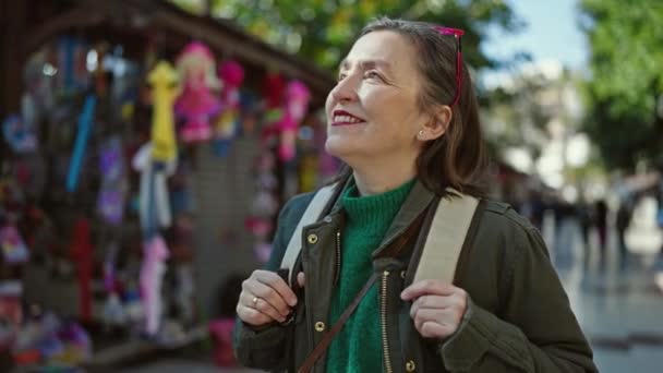 Mulher Hispânica Madura Com Cabelo Grisalho Turista Usando Mochila Sorrindo — Vídeo de Stock