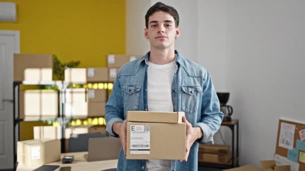 Joven Hispano Hombre Comercio Electrónico Trabajador Negocios Celebración Paquetes Oficina — Vídeos de Stock