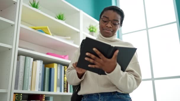 Afrykańska Amerykańska Studentka Stojąca Czytając Książkę Uniwersytecie Bibliotecznym — Wideo stockowe