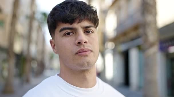 Jonge Spaanse Man Met Serieuze Uitdrukking Straat — Stockvideo