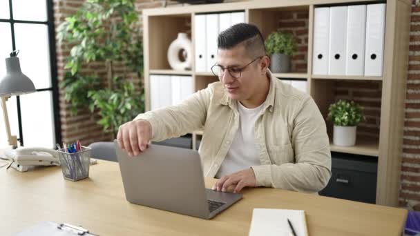 Junger Hispanischer Geschäftsmann Öffnet Laptop Büro — Stockvideo