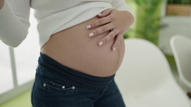 Junge Schwangere Frau Legt Knaben Mahnzettel Auf Bauch Esszimmer — Stockvideo