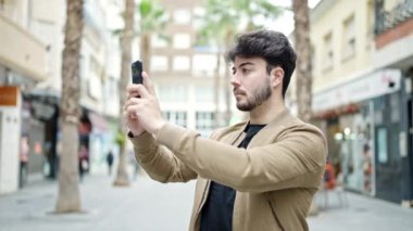 Genç bir İspanyol sokak telefonuyla video kaydediyormuş.