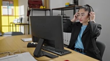 Genç ve güzel İspanyol iş kadını ofiste video görüşmesi yapıyor.