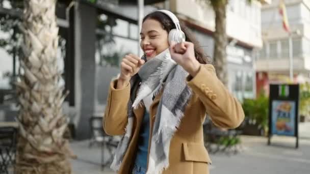 Молода Красива Іспаномовна Жінка Слухає Музику Танцює Терасі Кав Ярні — стокове відео