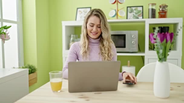 Wanita Pirang Muda Menggunakan Laptop Dan Smartphone Ruang Makan — Stok Video