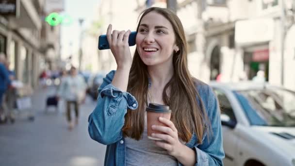 Ung Vacker Latinamerikansk Kvinna Lyssnar Röst Budskap Genom Smartphone Dricka — Stockvideo