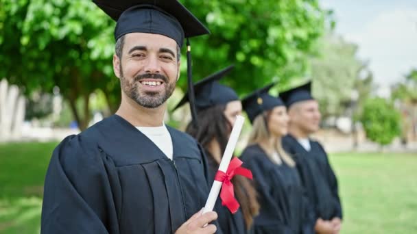 Grupo Personas Estudiantes Graduados Que Poseen Diploma Campus Universitario — Vídeo de stock
