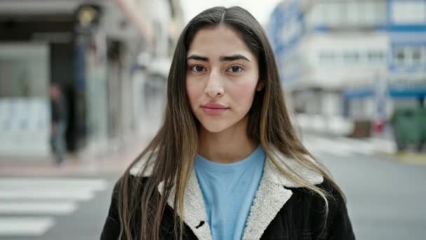 Joven Mujer Hispana Hermosa Pie Con Expresión Seria Diciendo Con — Vídeos de Stock