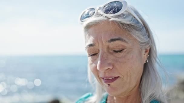 Grauhaarige Frau Mittleren Alters Lächelt Selbstbewusst Und Kämmt Die Haare — Stockvideo