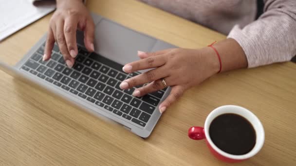 Jovem Afro Americana Mulher Empresária Usando Laptop Trabalhando Escritório — Vídeo de Stock
