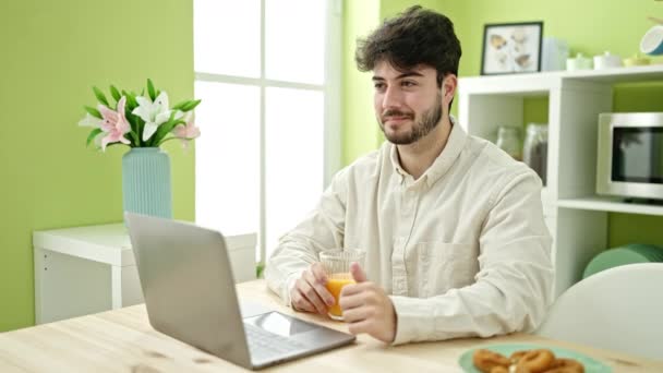 Молодий Іспаномовний Чоловік Сніданок Використовує Ноутбук Їдальні — стокове відео
