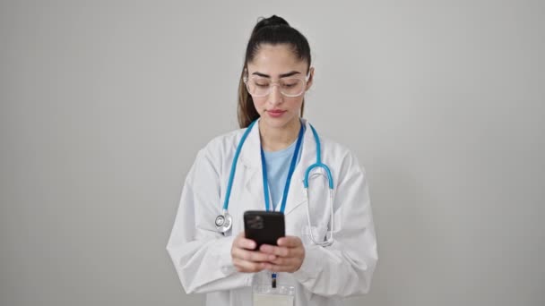 Νεαρή Όμορφη Ισπανόφωνη Γυναίκα Γιατρός Χαμογελά Χρησιμοποιώντας Smartphone Πάνω Από — Αρχείο Βίντεο