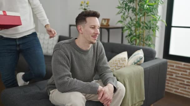 二人の男カップル保持ギフト接吻にホーム — ストック動画
