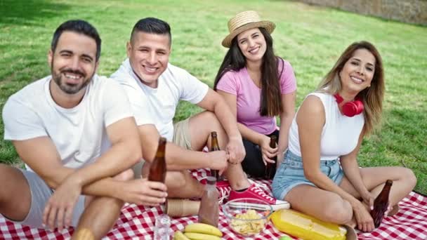 Gruppe Von Menschen Lächelt Zuversichtlich Beim Picknick Park — Stockvideo